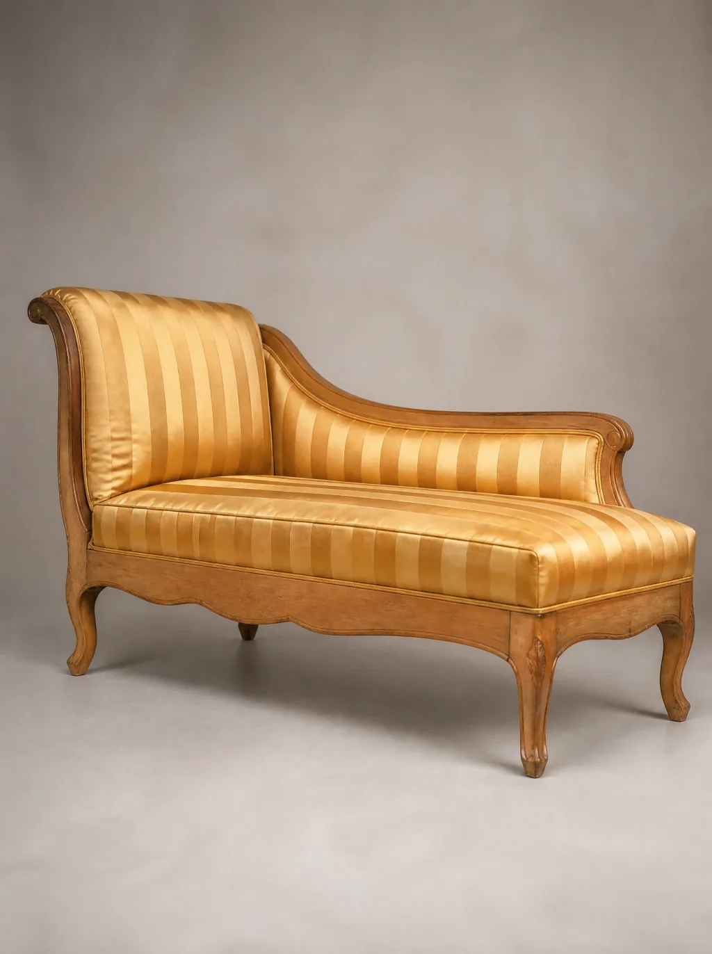 Chaiselongue in goldfarbenem Satin gestreift | Möbelrestauration Chaiselongue in goldfarbenem Satin gestreift: antike Möbel restaurieren bei der Egora Polsterei in Wetzikon