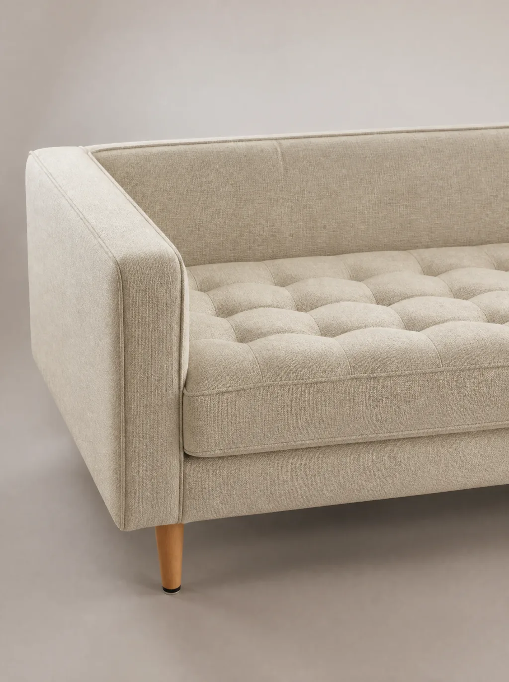 Modernes Sofa in beigem Strukturstoff mit Tuftung (Detailansicht) | Sofa beziehen lassen Modernes Sofa in beigem Strukturstoff mit Tuftung (Detailansicht): Polstergruppen beziehen bei der Egora Polsterei in Wetzikon