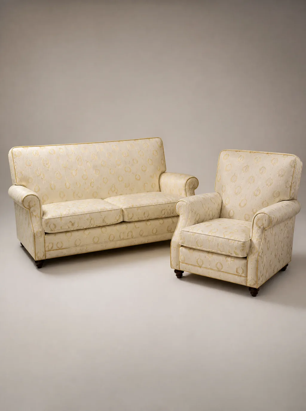 Sofa und Sessel in Damast Creme-Gold mit Wappen | Polstergruppe reparieren Sofa und Sessel in Damast Creme-Gold mit Wappen: Möbelrestauration bei der Egora Polsterei in Wetzikon